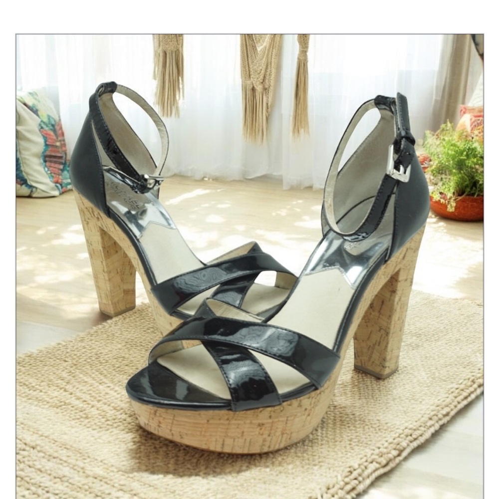 Michael Kors Black Camilla Platform Sandals Patent Black Leather -EUC- Sz 7.5 🖤​